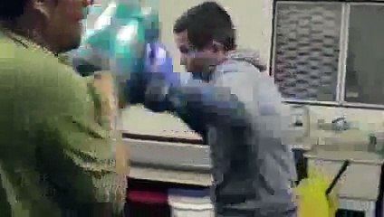 He looks just like Chavez Sr !! - EsNews Boxing