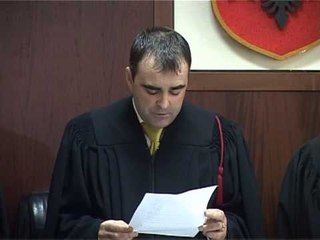 DENOHET SHQEVI GJYKATA E SHPALL FAJTOR POR ME PAS E FAL ME KUSHT LAJM