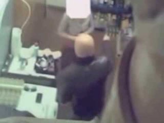 VIDEOPERGJIMI I POLICISE SHQIPTARI DHE E SHOQJA PAKETONIN KOKAINEN NE GARAZHD LAJM