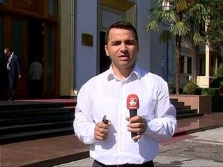 OPOZITA BOJKOTON PD IKEN NGA PARLAMENTI BERISHA NUK PERJASHTON PROTESTAT LAJM