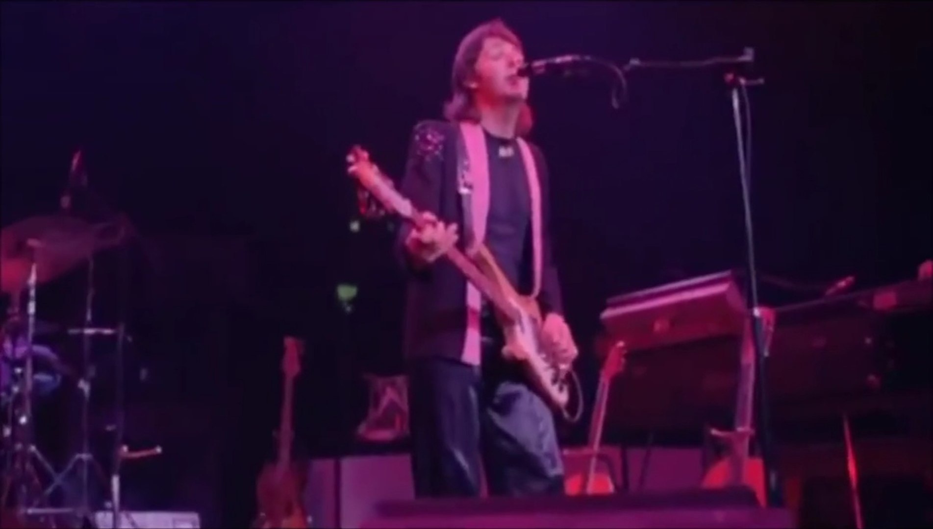 Paul McCartney & Wings - Let Me Roll It (Live) - Vídeo Dailymotion