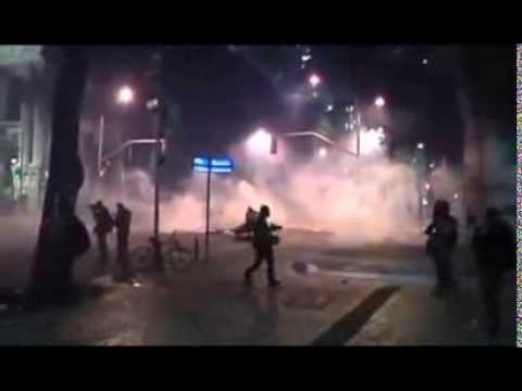 PROTESTA NE BRAZIL SERISH PERLESHJE MES ARSIMTAREVE DHE POLICISE NE BRAZIL LAJM