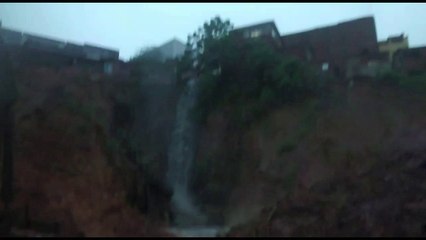 Calha instalada para desviar água abre barranco