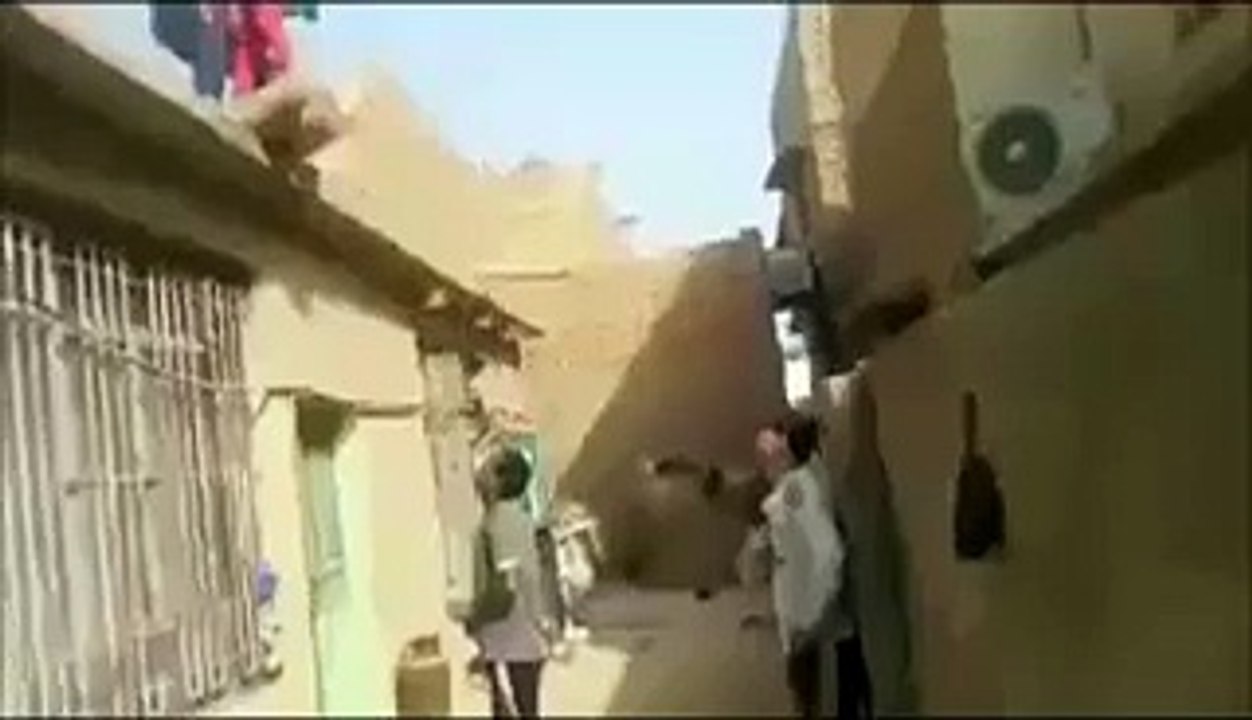 il rattrape un sac trop lourd pour lui grosse gêne