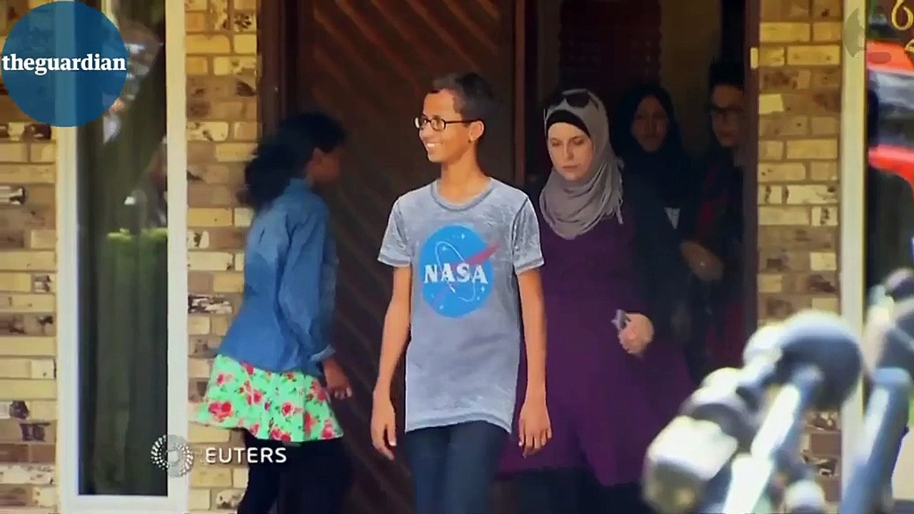 Ahmed demande 15 millions de $ à la justice