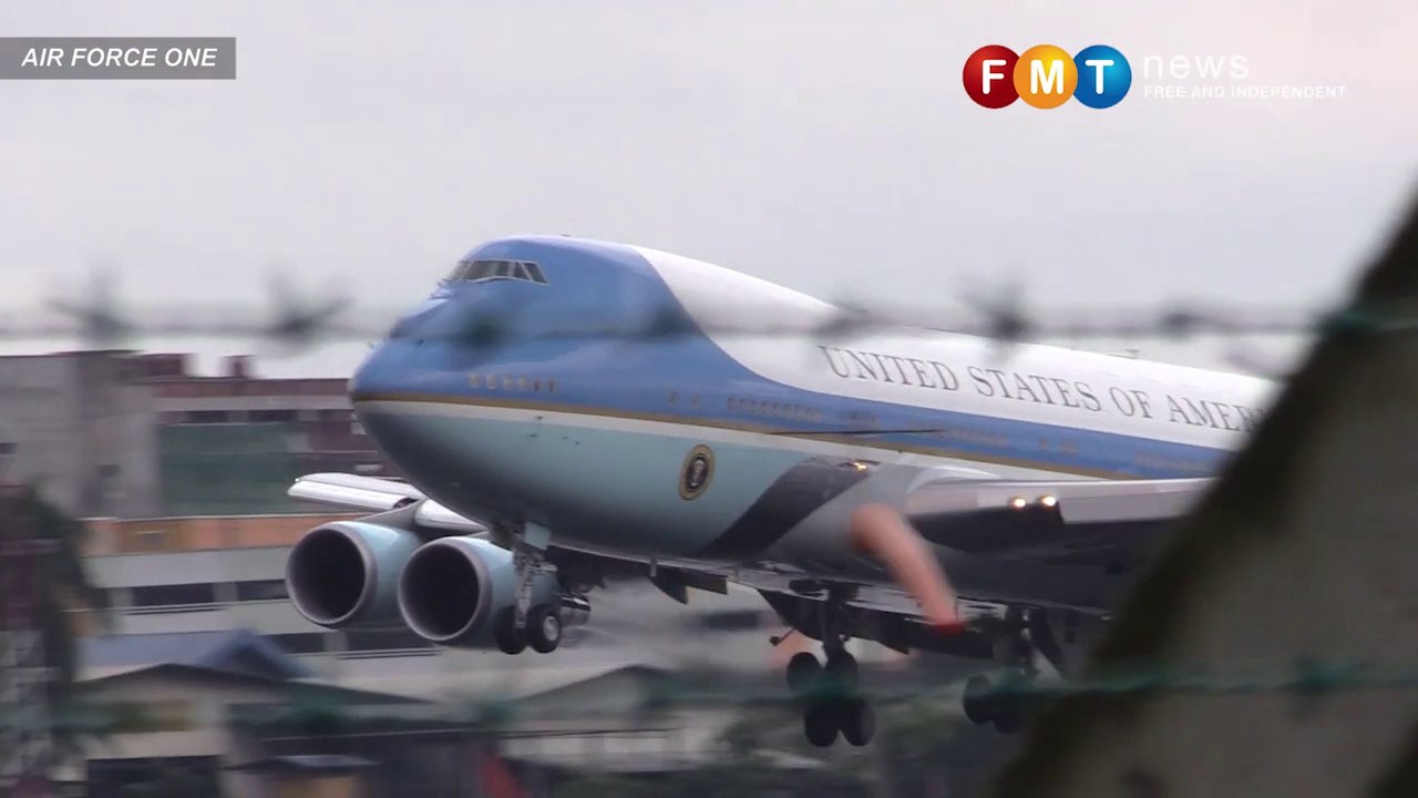 Air Force One draws crowd