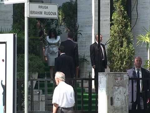 AVOKATJA E RE E SHTETIT EDI RAMA PREZANTON NE RRJETET SOCIALE ZONJEN ALMA HICKA LAJM