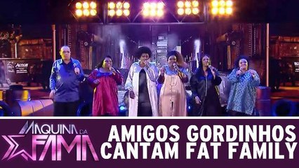 Grupo de amigos gordinhos canta Fat Family