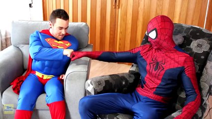 Video herunterladen: Spiderman vs Superman vs Venom in Real Life! Spiderman & Superman Battle Venom Superhero Movie!