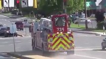 Camion de pompier avec 2 chauffeurs fait un virage impressionnant
