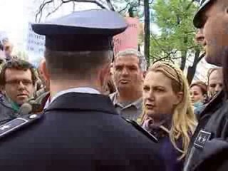 BLLOKOHET PROTESTA POLICIA NUK MERR PERSIPER TUBIMIN KUNDER ARMEVE KIMIKE LAJM mpg