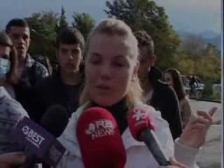PROTESTE NE ELBASAN GJIMNAZISTET KUNDER ASGJESIMIT NE SHQIPERI TE ARMEVE KIMIKE LAJM