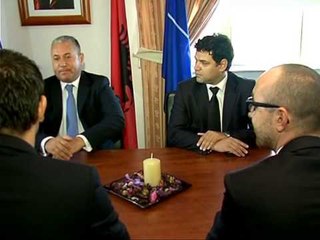 SERISH KLEVIS BITRO ABUZOI ME DETYREN DUKE NXJERRE VIZA NE AMBASADEN E SHBA LAJM