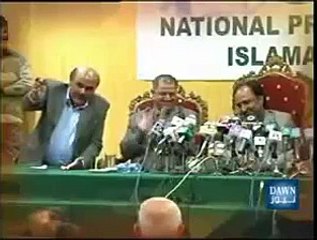 Qamar Zaman Kaira Singing Saif-ul-Malook in Really Beautiful Voice