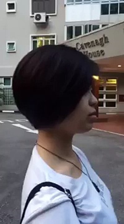 她看起來只是普通的黑短髮，但當她伸手一撥之後…裡頭暗藏的「超美玄機」已經讓網友爭相模仿了！