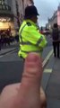 Un anglais va dans la rue pour s'amuser avec les policiers et les flic sont cool!