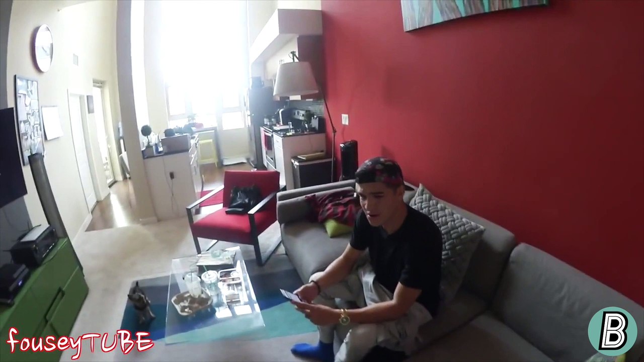 Massage Prank : Il se fait masser par une brune en bikini