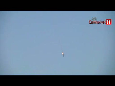 Pilotların savaş uçağından paraşütle atlama anı kamerada