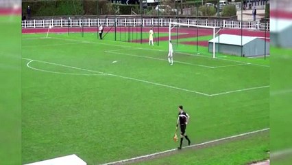 Maçta tuvaletini tutamadı sahaya işedi!