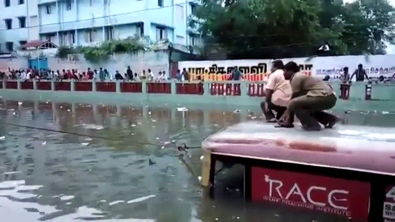 Chennai Rains- a bus that was stuck in T-Nagar Aranganathan subway