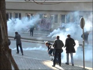 PERLESHJE PARA REKTORATIT PRISHTINE, SHOQEROHEN NE POLICI 33 STUDENTE DHE AKTIVISTE LAJM