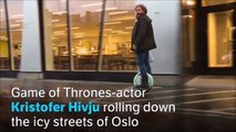 L'acteur de Game of Thrones sur un Airwheel en norvège essaie de ne pas chuter sur la glace
