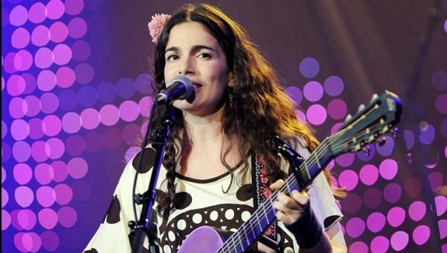 Yael Naïm reprend Chandelier de Sia dans La Bande originale