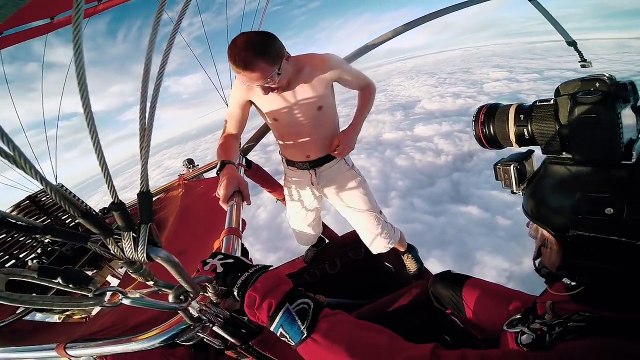 Extrême: Un barge saute d'une montgolfière SANS parachute