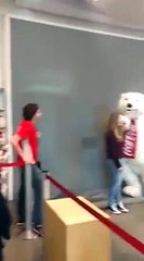 Cette mascotte Coca-Cola est vraiment drôle