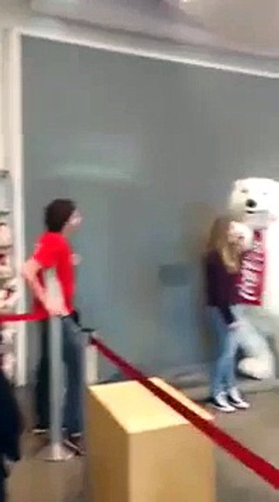 Cette mascotte Coca-Cola est vraiment drôle