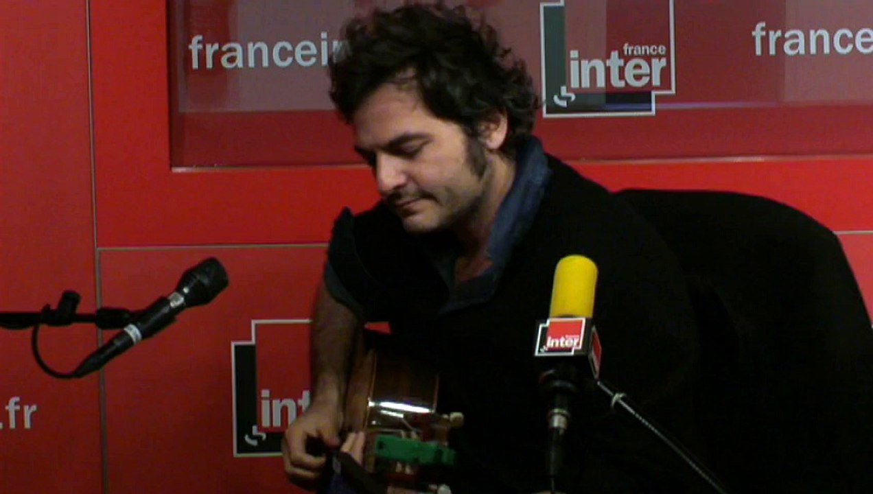 M reprend "Sous les jupes des filles" de Souchon dans Boomerang