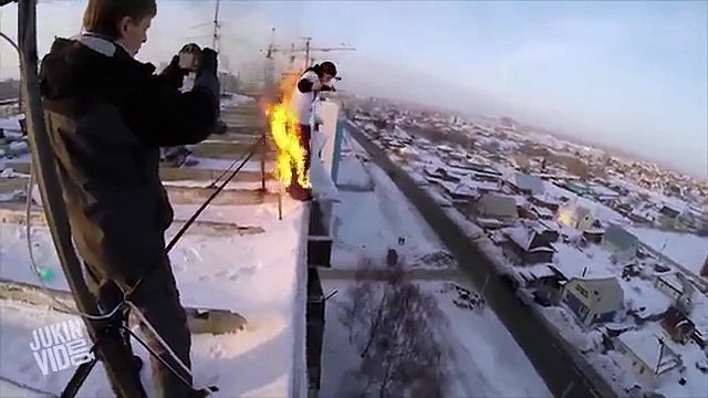 Si dà fuoco e si lancia dal tetto di un palazzo: quello che succede dopo è terrificante