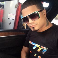 Don miguelo regalando besos a sus fans durante su reciente actividad
