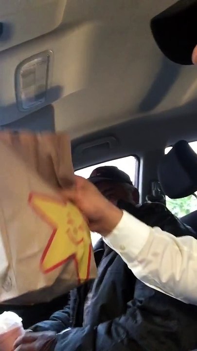 Il fait monter un SDF dans sa voiture et ce qu'il lui fait lui met les larmes aux yeux!