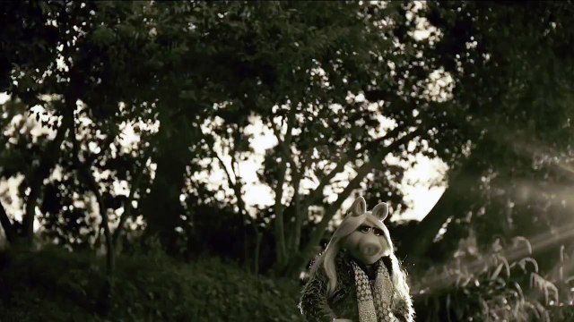 Hello : Adele revue et corrigée par les Muppets ( The Muppets Promo - Miss Piggy Covers Adele's Hello' ) !