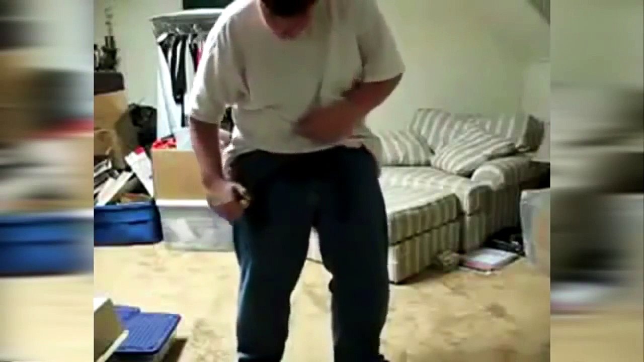 Un ado débile met le feu à son pantalon... et se met à danser!