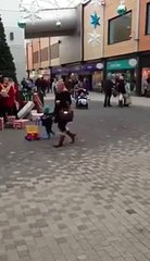 Cet homme n'aime pas les chants de Noel! Violent...