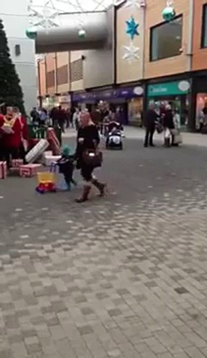 Cet homme n'aime pas les chants de Noel! Violent...