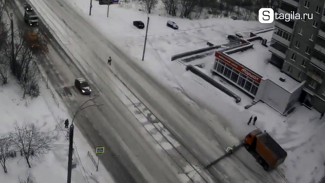 Poteau électrique percuté par une voiture - TImelapse de tout ce qui se passe après l'accident