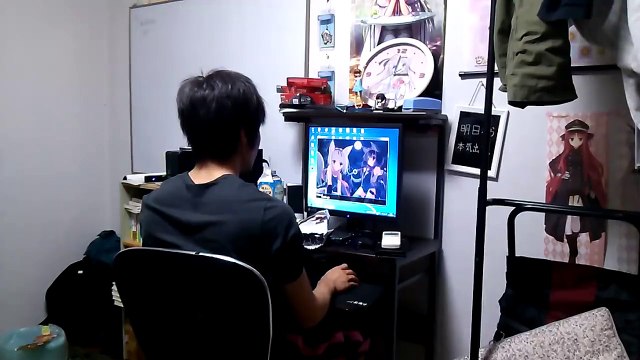 2 gamers japonais petent un cable et se mettent à danser comme des fou