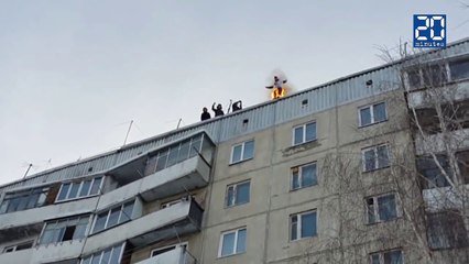Il met le feu à ses vêtements et saute d’un immeuble de neuf étages