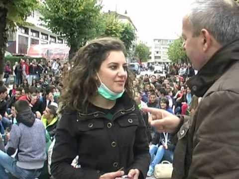 GJITHE VENDI NE PROTESTA KLASAT MBETEN BOSH, NXENES DHE STUDENTE DALIN NE SHESHE LAJM