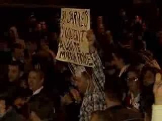 FESTOJNE PROTESTUESIT KENGE E BROHORITJE NE BULEVARD PAS VENDIMIT TE RAMES LAJM