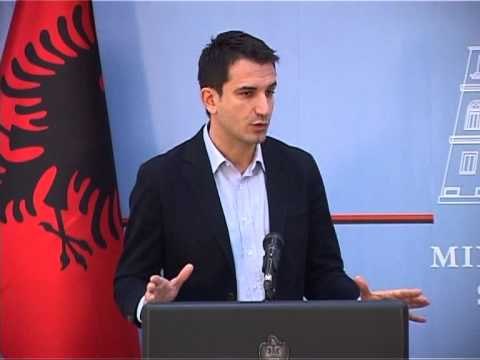 TE PASTROJME SHQIPERINE VELIAJ FTON PROTESTUESIT NDAJ ARMEVE TE PASTROJNE VENDIN LAJM