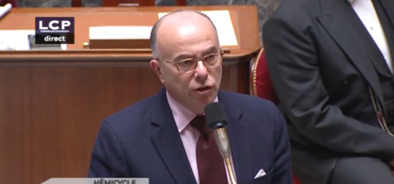 Cazeneuve annonce «1 233 perquisitions» menées depuis les attentats du 13 novembre
