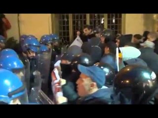 PROTESTA NE ROME PERPLASJE ME POLICINE KUNDER LINJES HEKURUDHORE TAV LAJM