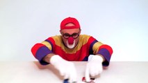 Dima der lustige Clown! Hilfe von einem Autotransporter! Video für Kinder