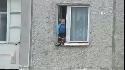 Rusya Bu Görüntüyü Konuşuyor; 8. Katın Penceresinde Oynayan Çocuk