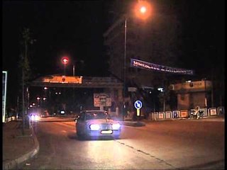 GRABITET BIZNESMENI DENONCON NE POLICI VJEDHJEN E 40 MIJE EUROVE NE MAKINE LAJM