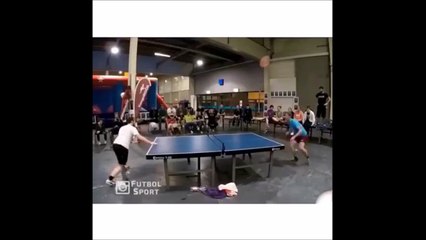 Head pong, un sport de dingue entre le foot et le ping pong